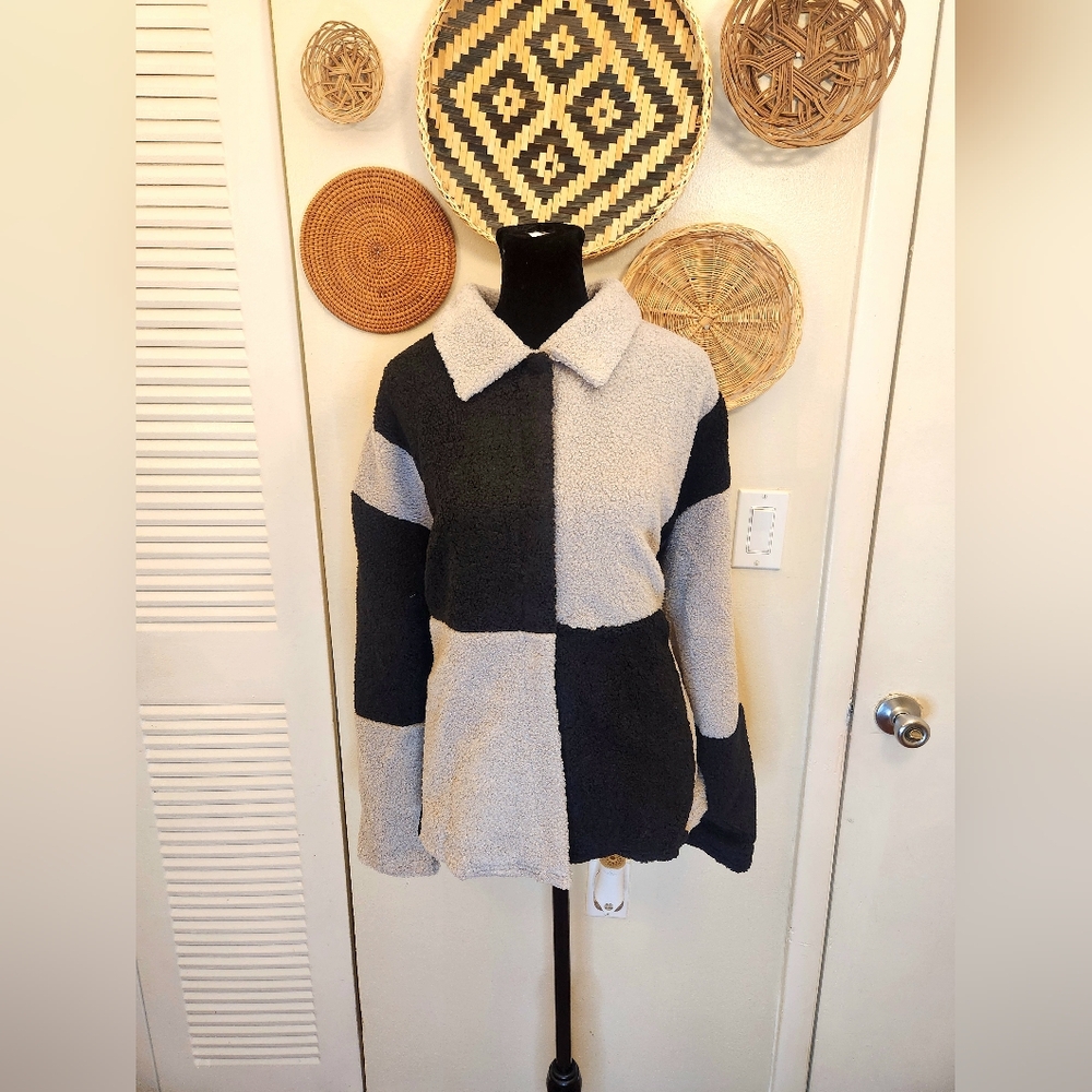Black And Gray Colorblock Sherpa Jacket - Picture 4 of 7